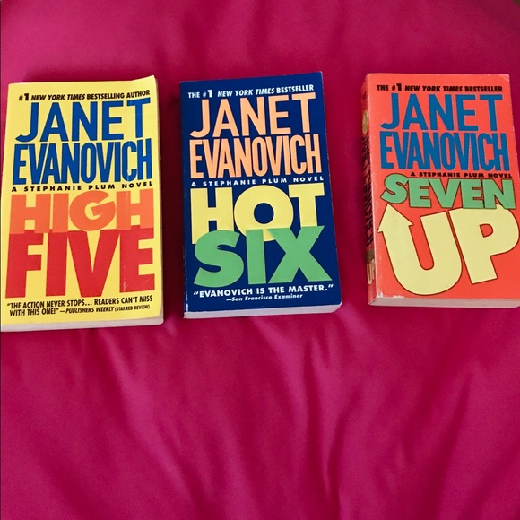 BOGO FREE🌸Lot of Janet Evanovich STEPHANIE PLUM series 5-7 - Picture 1 of 1